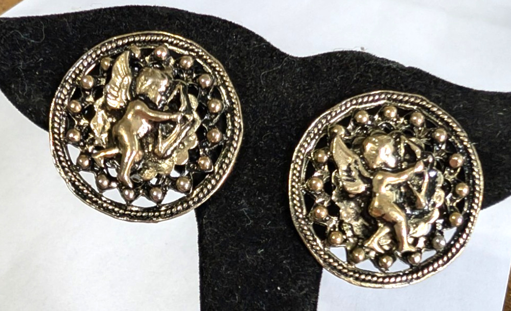 Vintage Cherub Cupid Clip-on Earrings 1 1/8” Antiqued Gold-tone, Round gc224